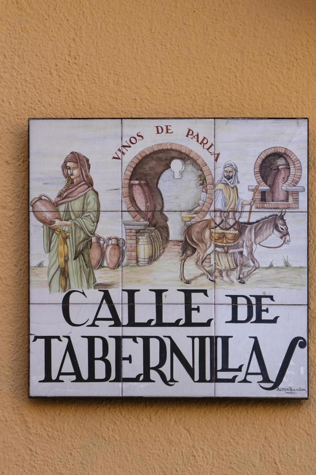 Madrid, Espagne, 13 mars 2016 - gros plan de la plaque de rue. les plaques de rue à madrid sont des carreaux de céramique peints à la main généralement composés de 9 ou 12 carreaux. ils représentent le nom de la ruelle ou de la rue. photo