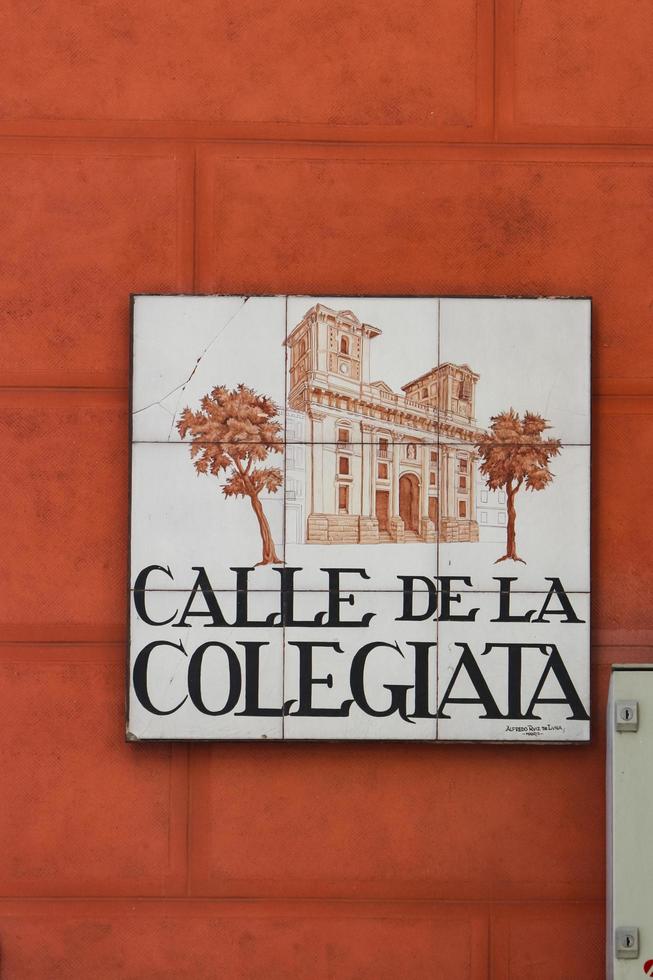 Madrid, Espagne, 13 mars 2016 - gros plan de la plaque de rue. les plaques de rue à madrid sont des carreaux de céramique peints à la main généralement composés de 9 ou 12 carreaux. ils représentent le nom de la ruelle ou de la rue. photo