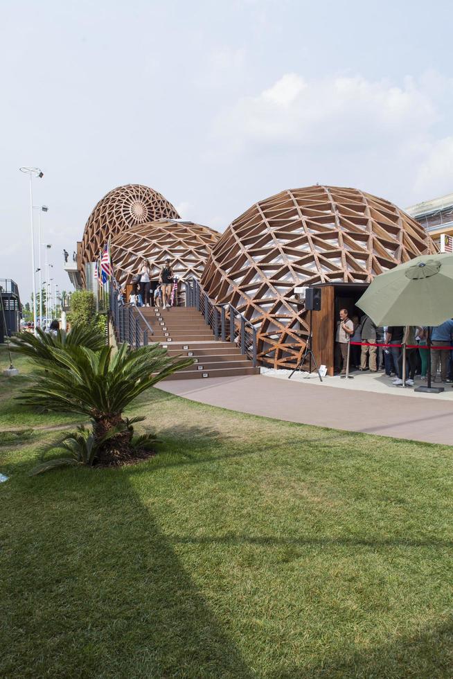 milan, italie, 1er juin 2015 - personnes non identifiées par le pavillon de la malaisie à l'expo 2015 à milan, italie. expo 2015 a eu lieu du 1er mai au 31 octobre 2015. photo