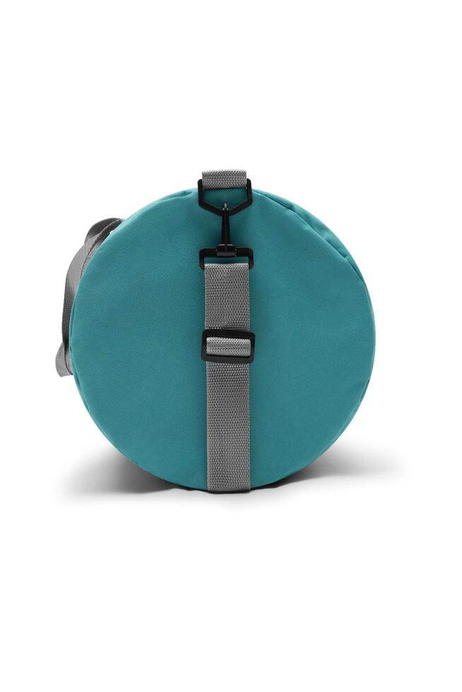 proche en haut Extérieur branché mode des sports Douane nylon bandoulière épaule sangle sac moyen Taille duffle Gym Voyage Sacs pour Hommes femmes isolé sur blanc Contexte. Haut voir. deux Ton dans bleu Sac à main. photo