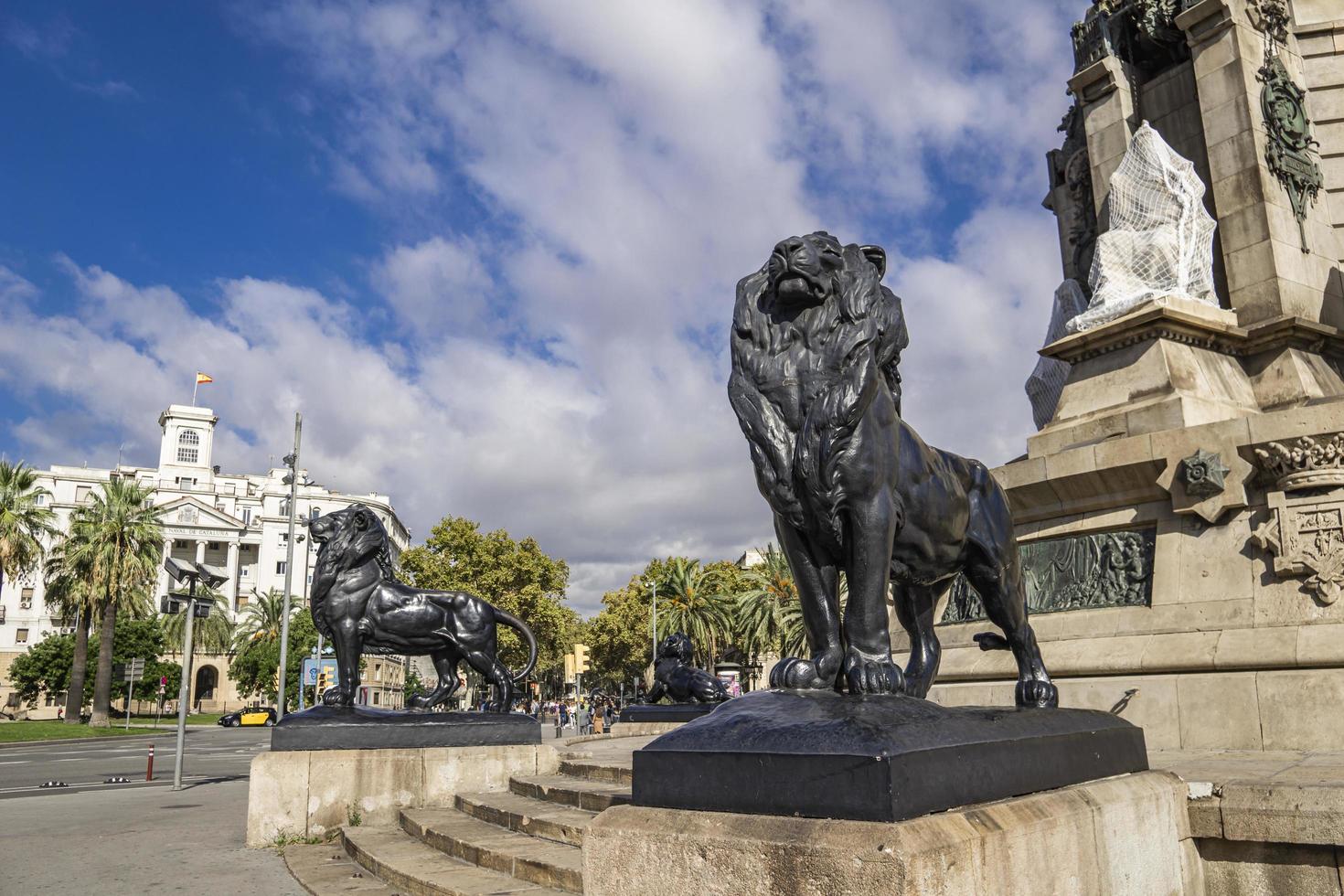 barcelone, espagne, 8 octobre 2019 - personnes non identifiées par monument de christophe colomb à barcelone, espagne. ce monument de 60 m de haut a été construit en 1888. photo