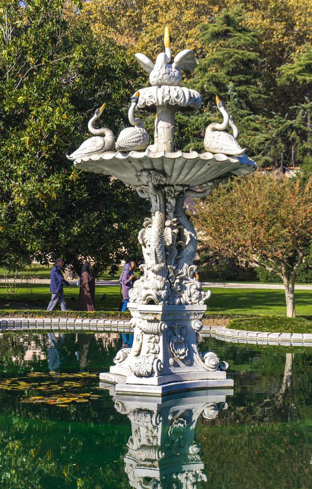 istanbul, turquie, 9 novembre 2019 - peuple non identifié par fontaine au palais de dolmabahce à istanbul. le palais a été construit en 1856 et a servi de centre administratif principal de l'empire ottoman jusqu'en 1922 photo