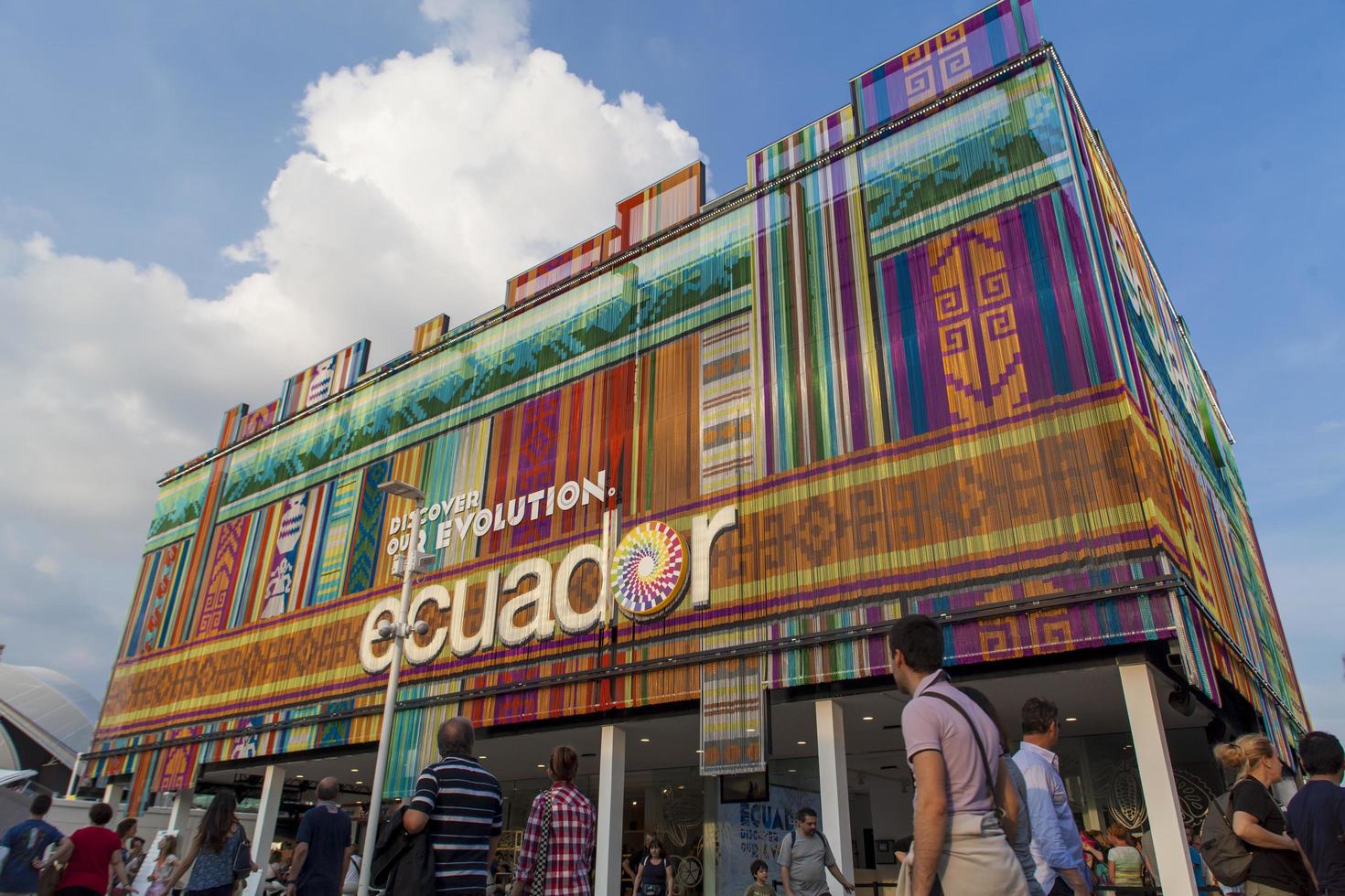 milan, italie, 1er juin 2015 - personnes non identifiées par le pavillon de l'équateur à l'expo 2015 à milan, italie. expo 2015 a eu lieu du 1er mai au 31 octobre 2015. photo