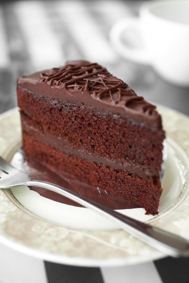 gâteau au chocolat sur un plat en céramique au café photo