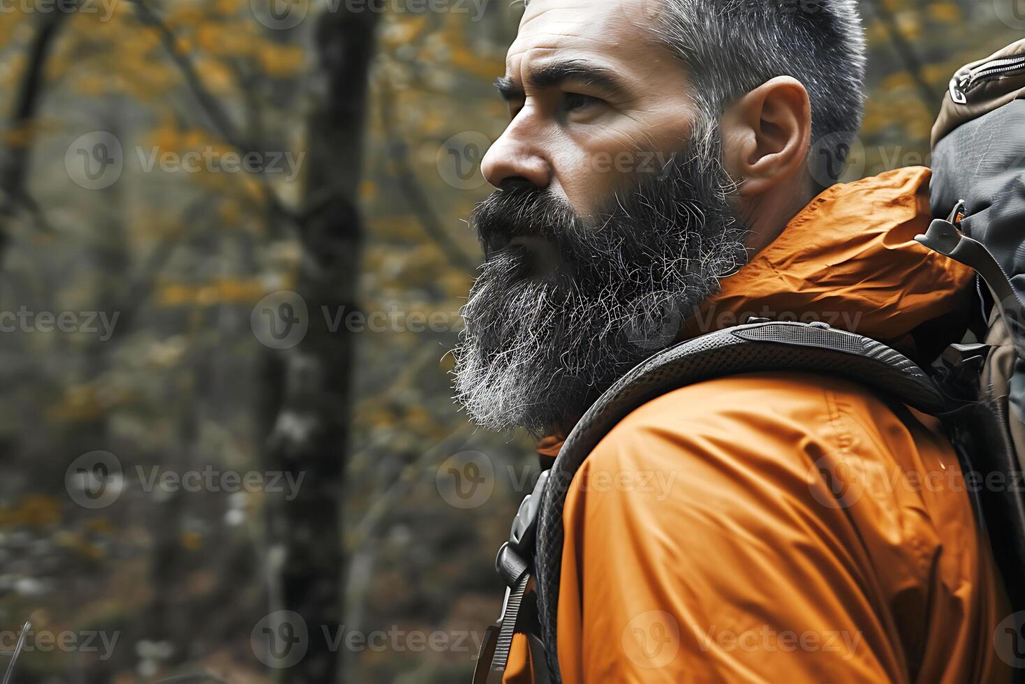 ai généré mature sérieux homme randonnée dans une magnifique forêt seul photo