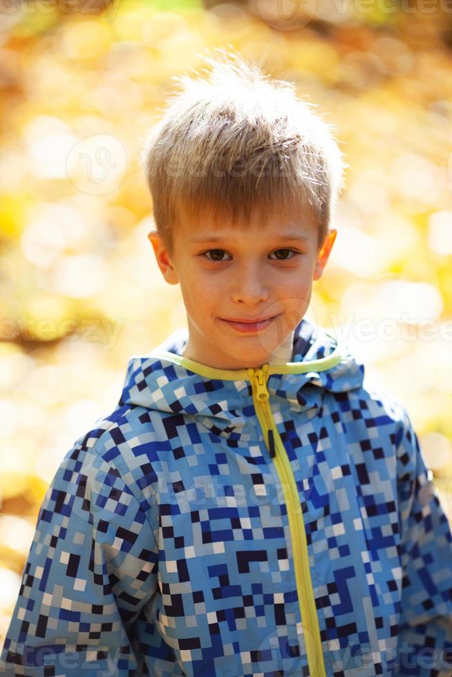 Portrait d'un garçon aux cheveux blonds souriant heureux photo