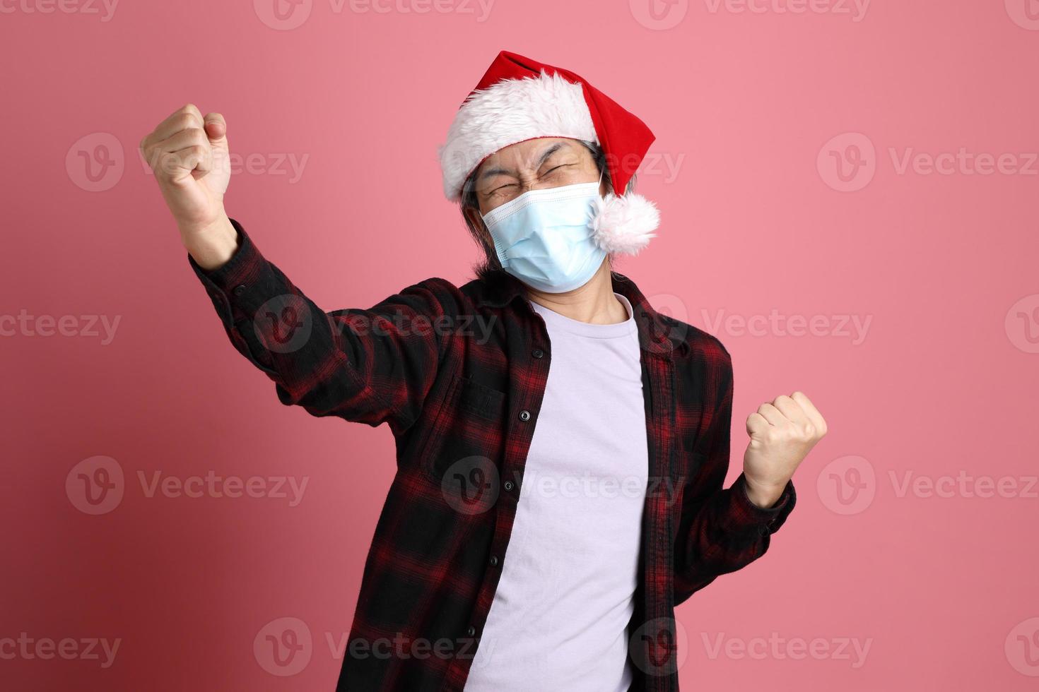 homme avec bonnet de noel photo