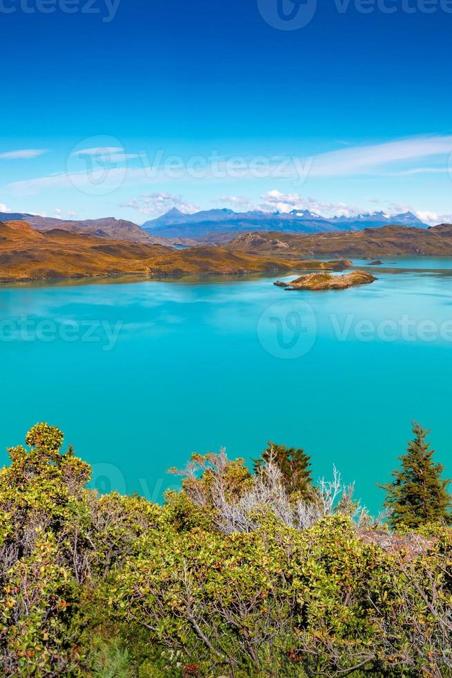 Vue sur le lagon turquoise de la montagne dans le parc national de Torres del Paine aux beaux jours et ciel bleu, Patagonie, Chili, détails photo