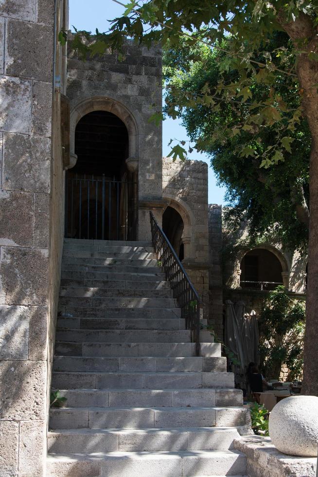 entrée d'un bâtiment historique de la vieille ville de Rhodes, Grèce photo