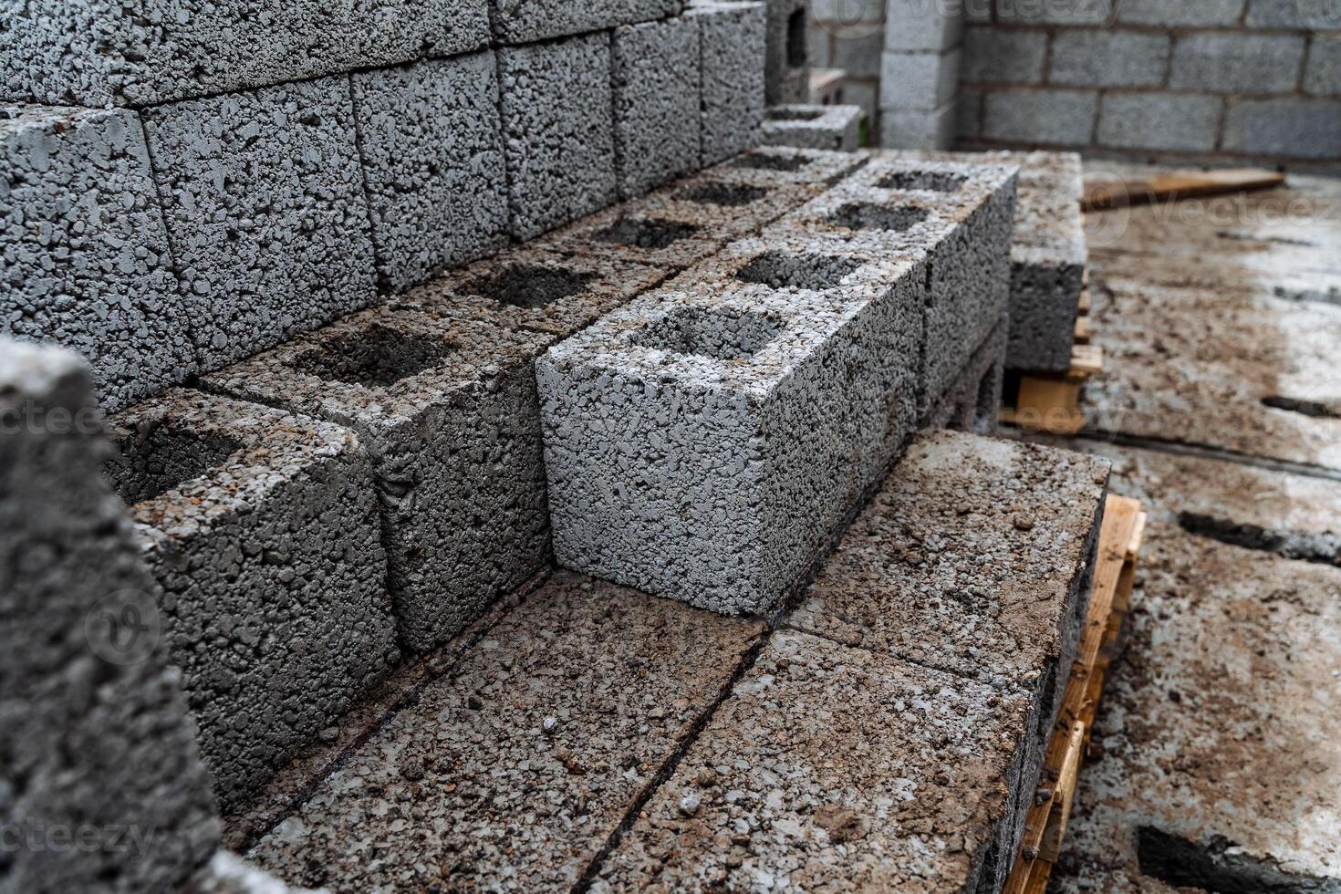 cendre blocs de gris béton sont soigneusement empilés dans une pile, mince Lignes de briques, Matériel pour bâtiment une maison photo