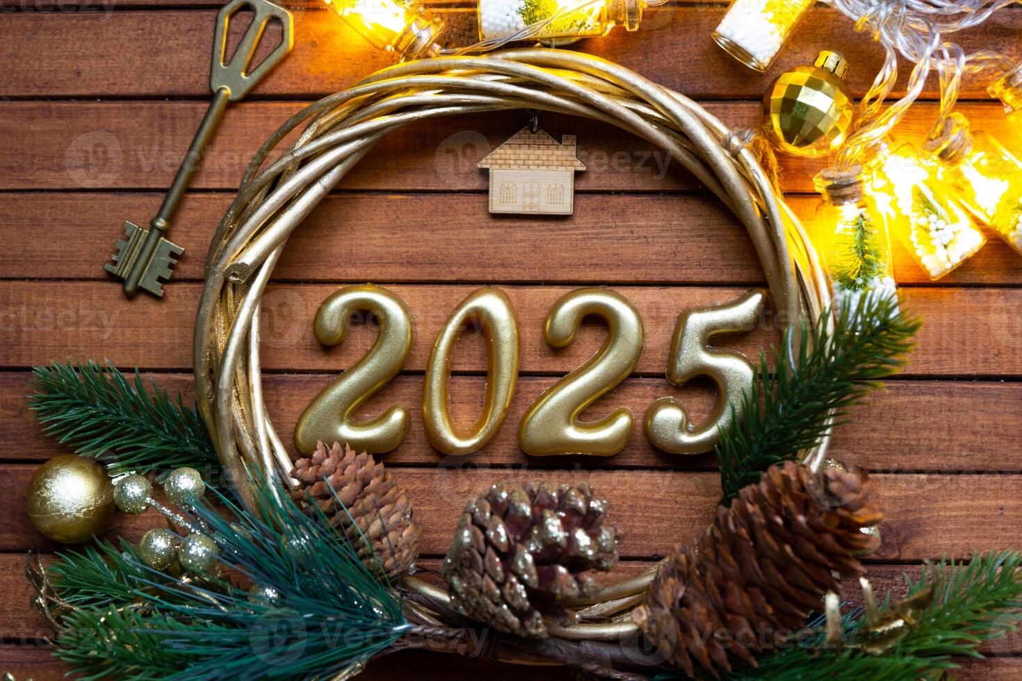 Nouveau année maison clé avec porte-clés chalet sur de fête marron en bois Contexte avec nombre 2025 dans couronne, lumières de guirlandes. achat, construction, déménagement, hypothèque, Assurance photo