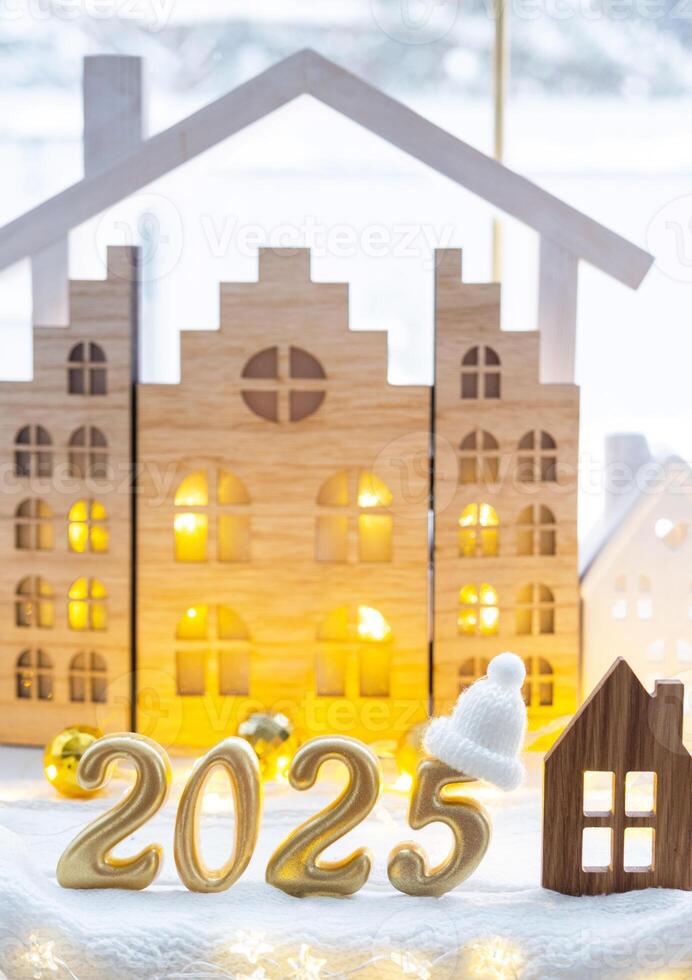 d'or Les figures nombre 2025 et minuscule Accueil sur Contexte de confortable les fenêtres de une maison avec chaud lumière avec de fête décor de étoiles, neige et guirlandes. salutation carte, content Nouveau année, confortable Accueil photo