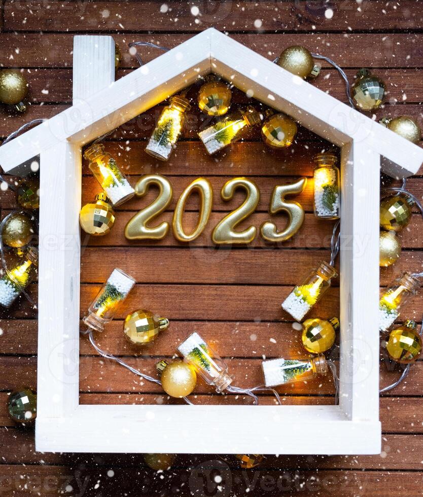 Nouveau année 2025 d'or des lettres en dessous de toit maison. calendrier, salutation carte. achat, construction, déménagement, hypothèque, Assurance photo