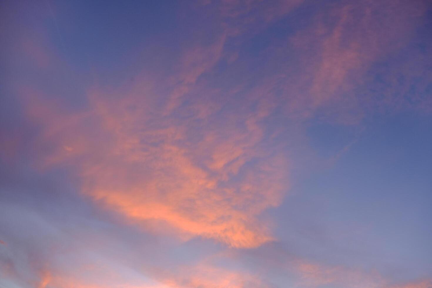 ciel coloré quand le soleil tombe photo