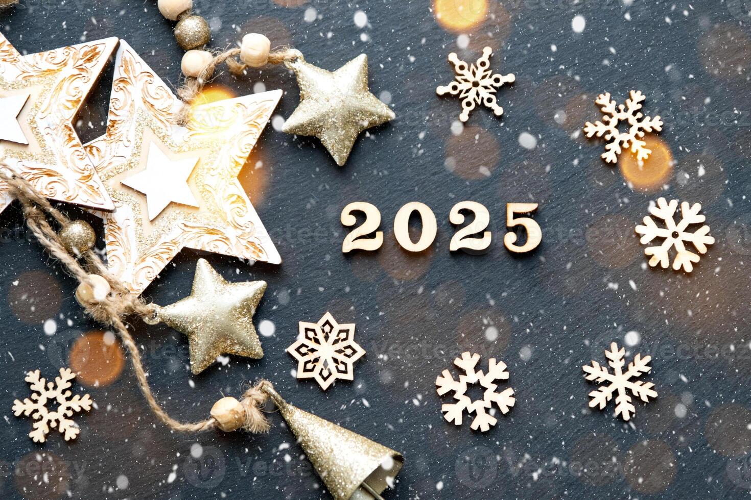 content Nouveau année-en bois des lettres et le Nombres 2025 sur de fête noir Contexte avec paillettes, étoiles, neige. salutations, carte postale. calendrier, couverture photo