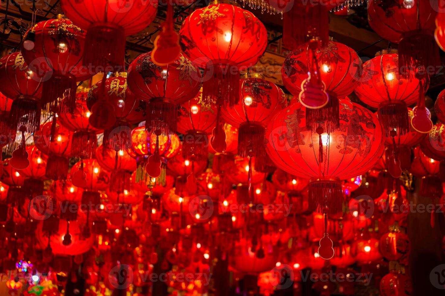 rouge lanternes mot signifier bénédiction, bien santé et richesse, avoir riches pendaison à chinois temple décorer pour chinois Nouveau année festival. photo