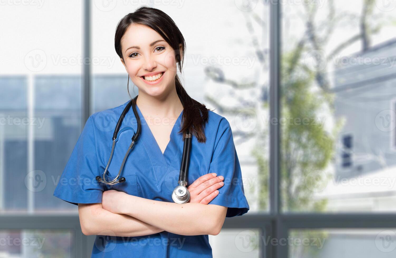 souriant infirmière dans une clinique photo