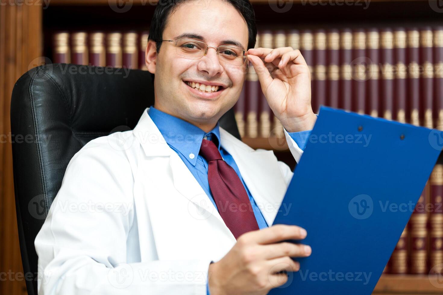 médecin portrait dans le sien studio photo