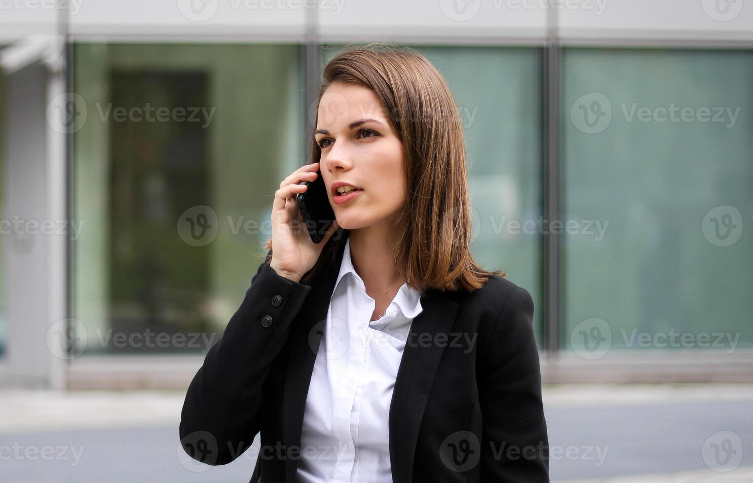 portrait, jeune, femme, conversation, téléphone photo