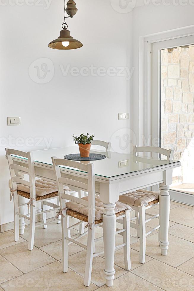 table à manger avec chaises en appartement au bord de la mer photo