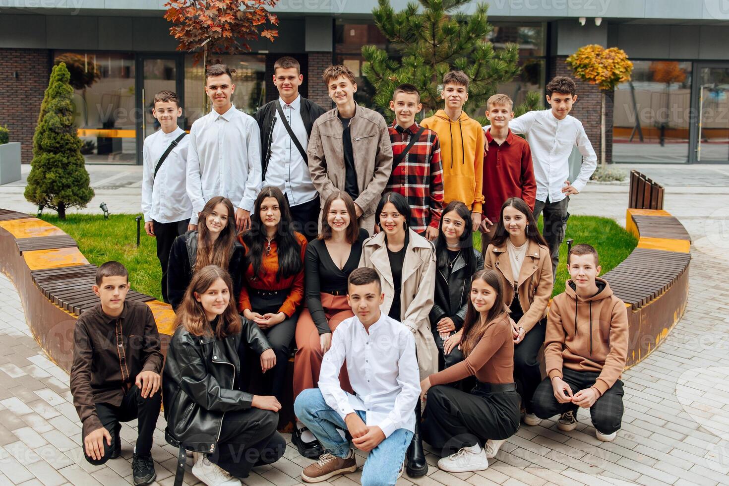 amitié, mouvement, action, liberté et gens concept - groupe de content adolescents ou école copains posant et ayant amusement en plein air sur Contexte de magnifique endroit ou collège. photo