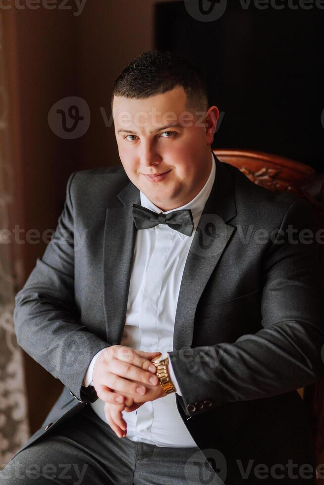 élégant portrait de le jeune marié. une homme prépare pour une mariage la cérémonie dans le Matin. du marié Matin. préparation pour le du marié Matin. Jeune et Beau jeune marié dans une élégant costume. photo