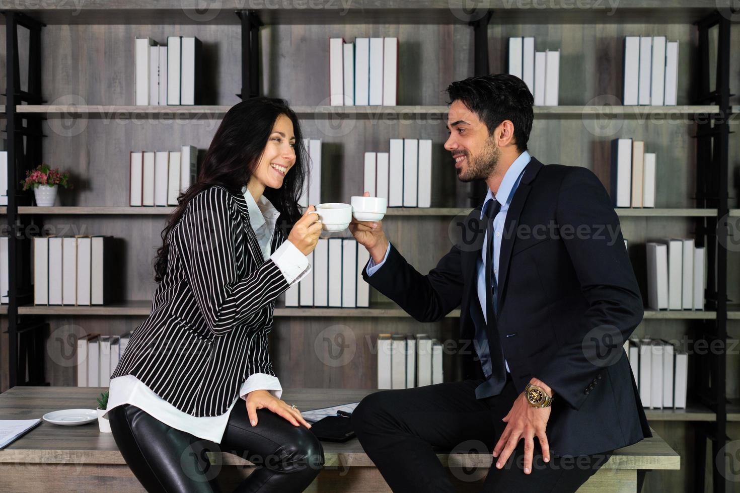 une jeune femme d'affaires caucasienne discute avec des collègues du profit de l'entreprise au pouvoir. concept d'entreprise photo