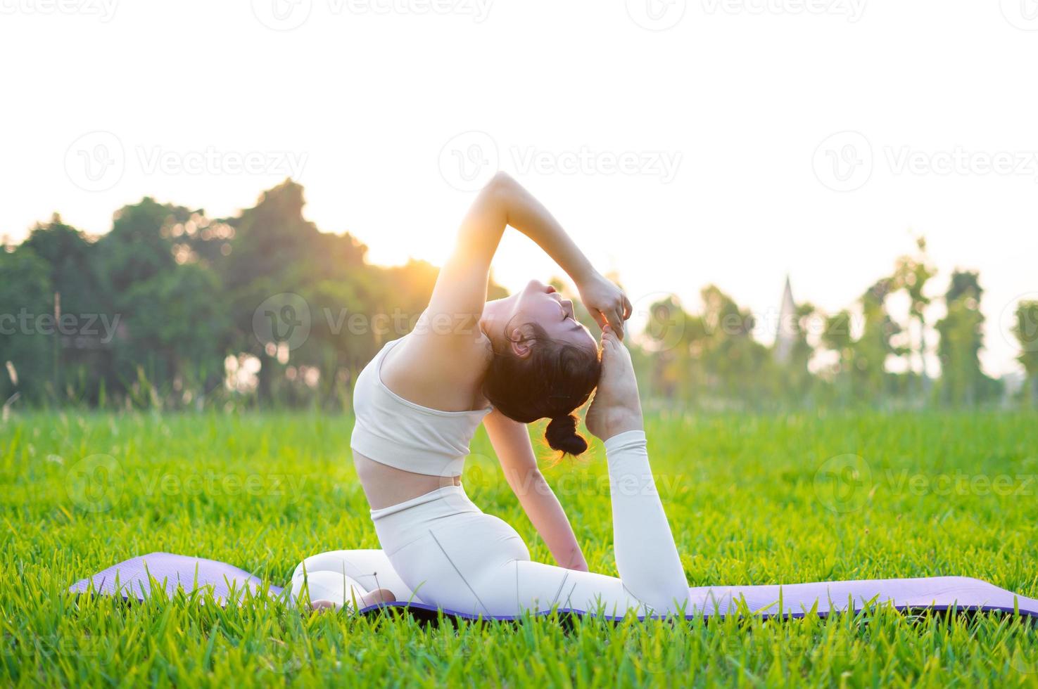 image d'une femme asiatique faisant du yoga à l'extérieur photo