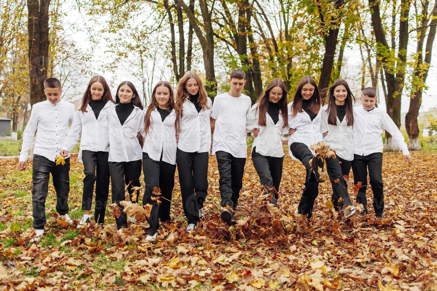 amitié, mouvement, action, liberté et gens concept - groupe de content adolescents ou école copains posant et ayant amusement en plein air contre la nature ou forêt Contexte. photo