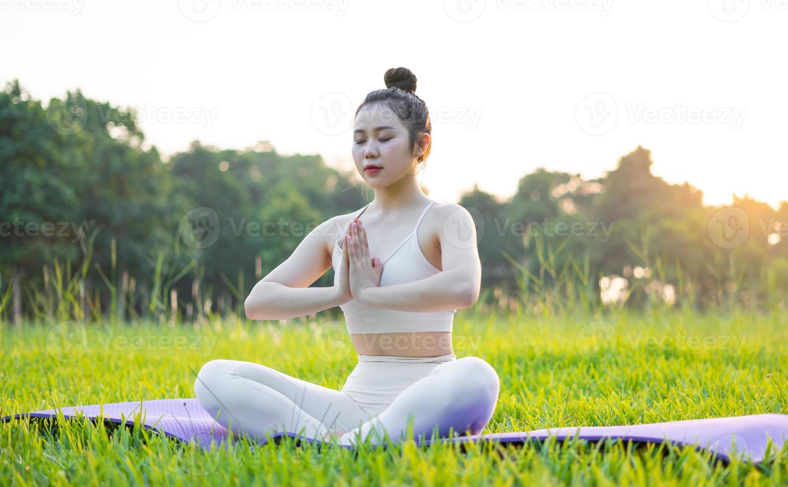 image d'une femme asiatique faisant du yoga à l'extérieur photo