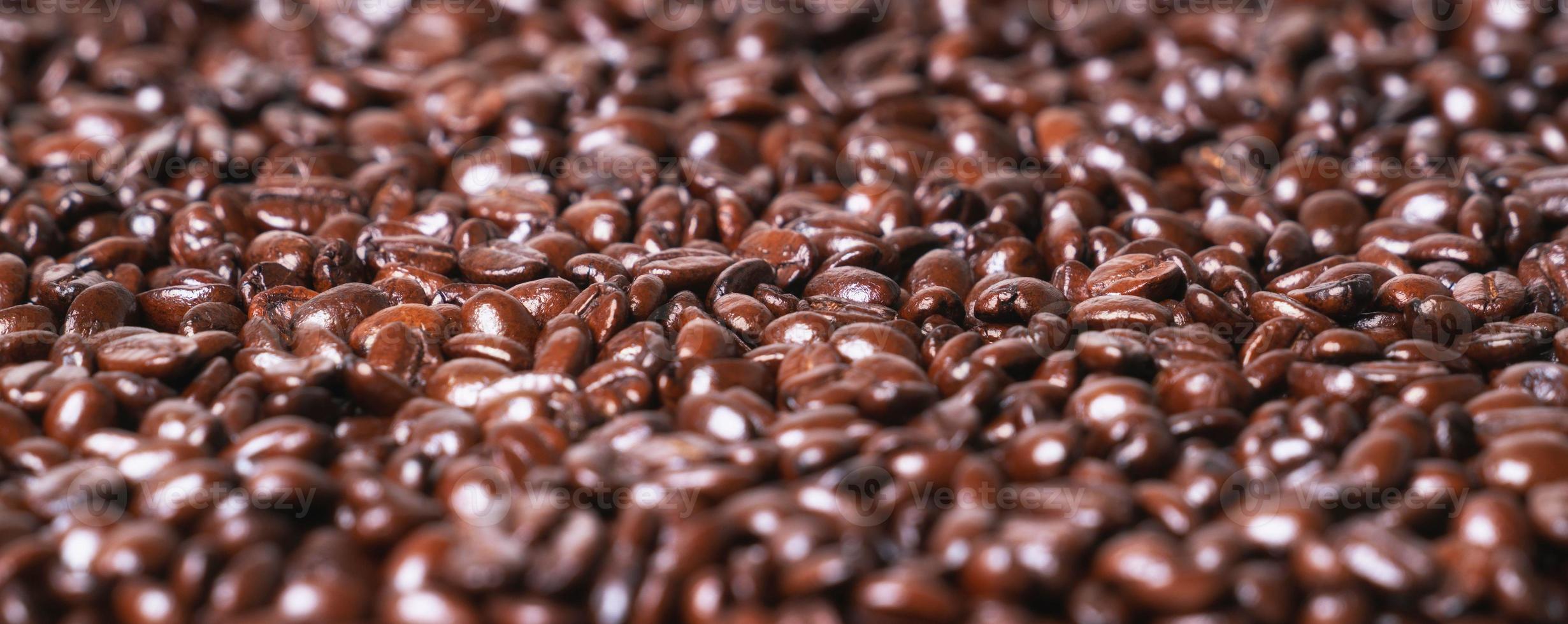 grains de café torréfiés sur fond plat photo