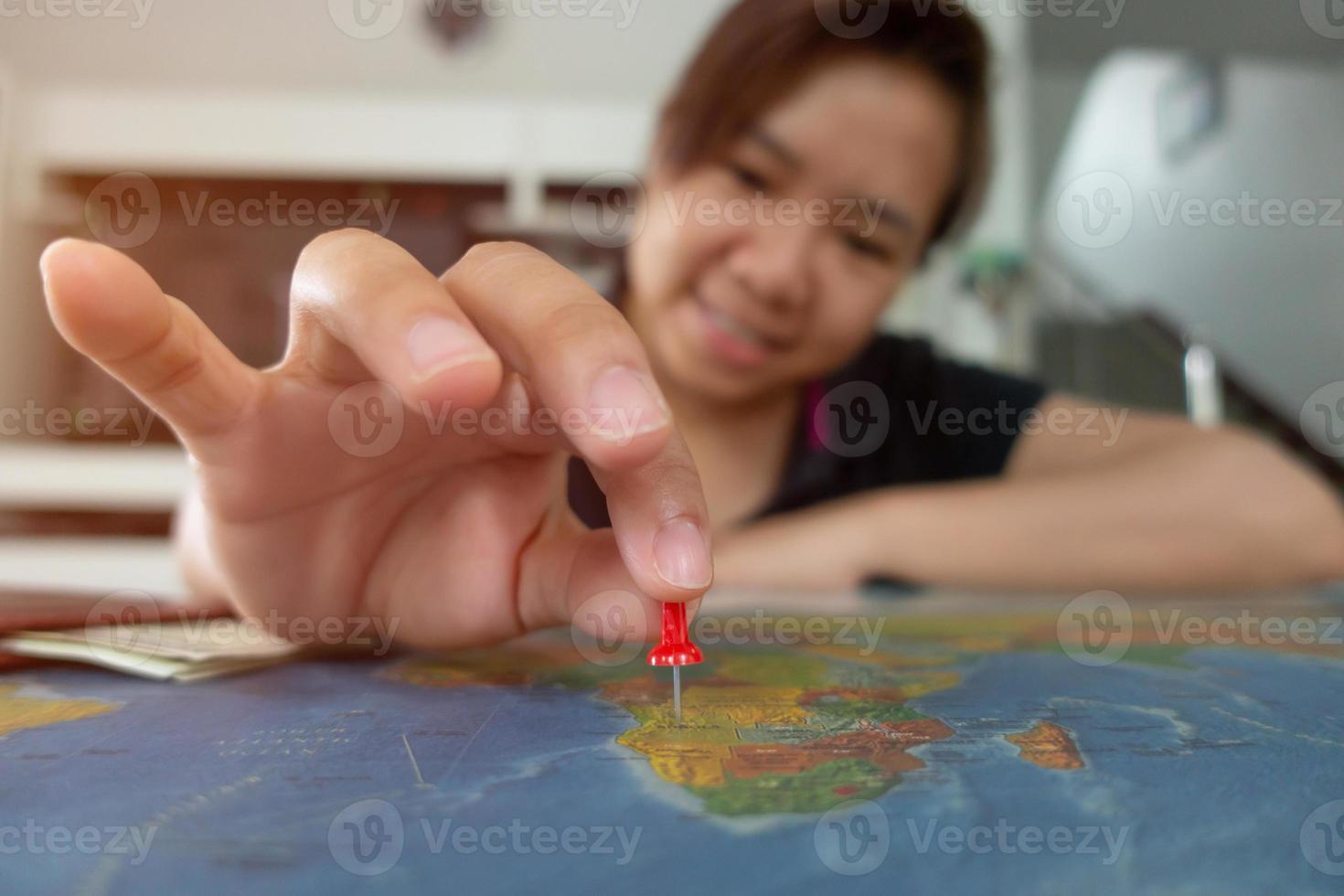 femme asiatique épinglée sur la carte photo