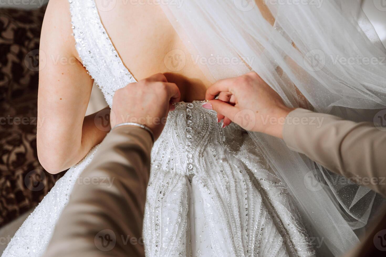 tondu photo de copines portion le la mariée avoir habillé. préparation. Matin de le la mariée