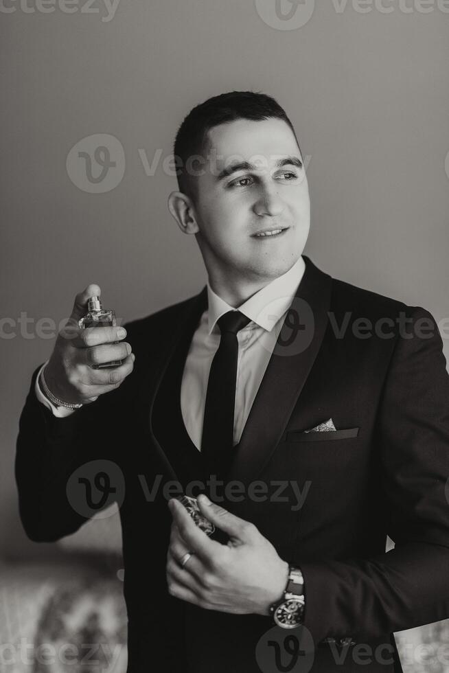 élégant portrait de le jeune marié. une homme prépare pour une mariage la cérémonie dans le Matin. du marié Matin. préparation pour le du marié Matin. Jeune et Beau jeune marié dans une élégant costume. photo