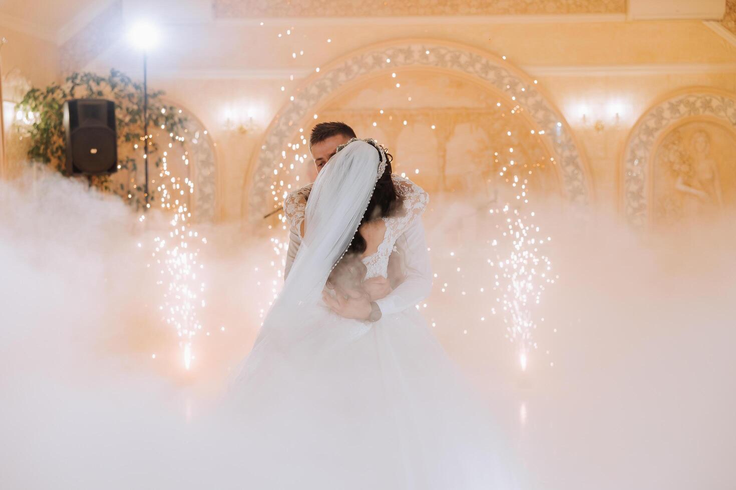 le mariage de le la mariée et jeune marié dans un élégant restaurant avec génial lumière et atmosphère. le premier Danse de le la mariée et jeune marié. photo