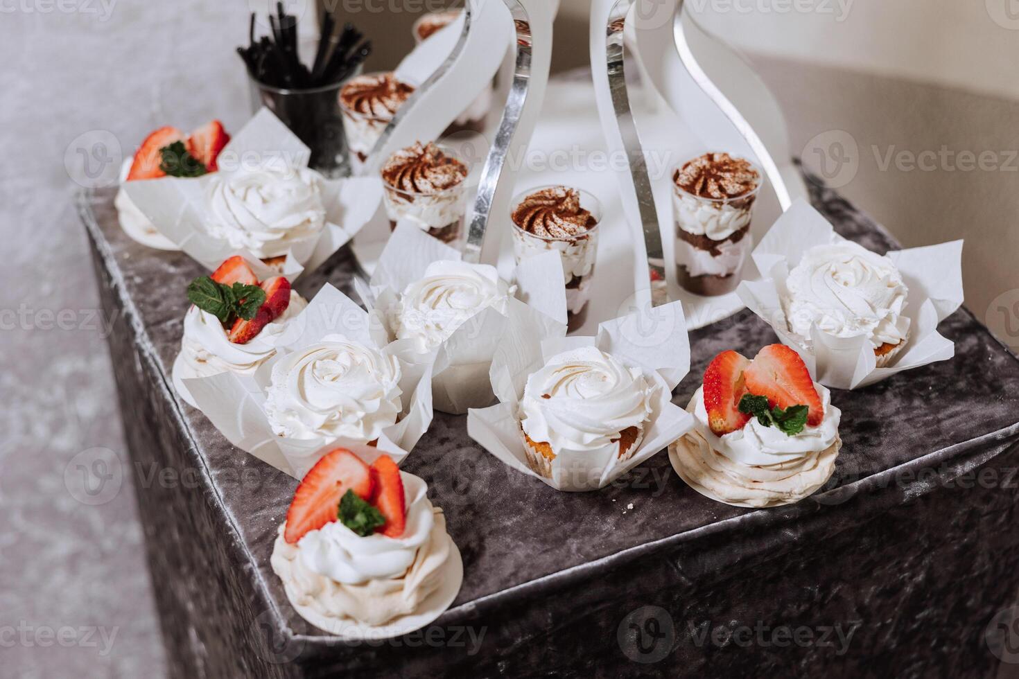 amande biscuits et divers sucré Gâteaux pour une mariage banquet. une délicieux réception, une luxueux cérémonie. table avec bonbons et desserts. délicieux coloré français desserts sur une assiette ou tableau. photo