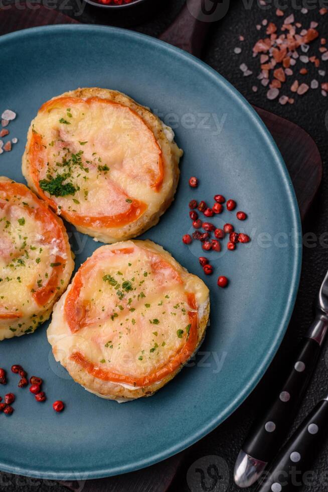 délicieux cuit poisson filet avec fromage, tomates, sel, épices et herbes photo