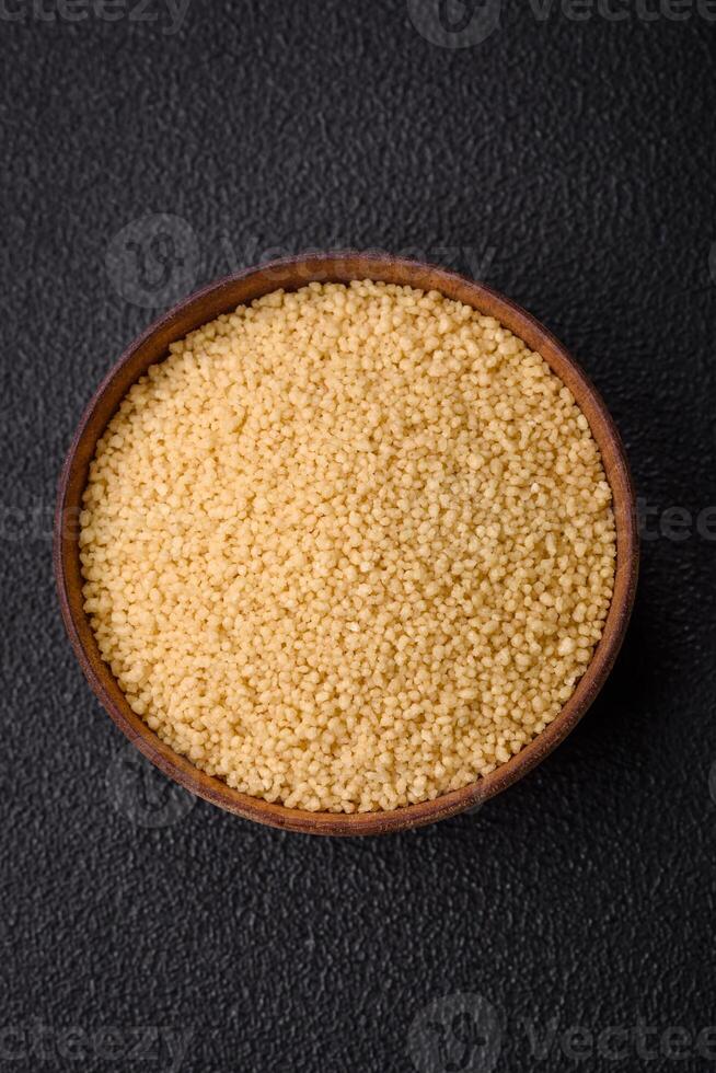 blé bouillie couscous céréales sur une foncé béton Contexte photo