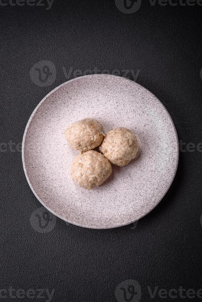 délicieux en bonne santé à la vapeur poulet côtelettes ou haché Boulettes de viande photo