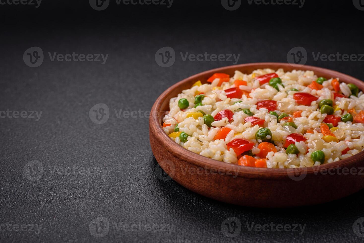 délicieux blanc bouilli riz avec légumes, sucré poivrons, carottes, pois photo