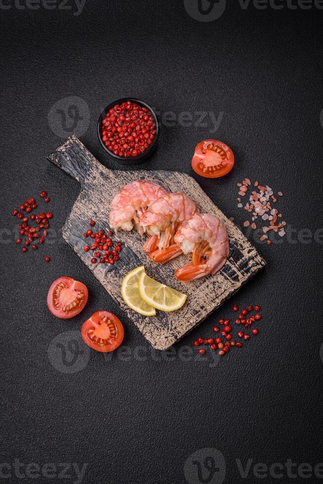 délicieux crevette ou langoustine queues bouilli avec sel et épices photo