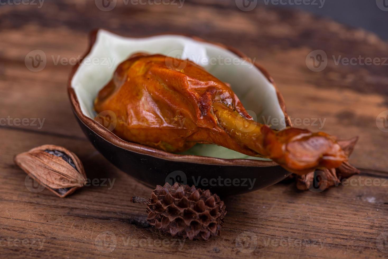 cuisses de poulet marinées sur une assiette dans un fond sombre photo