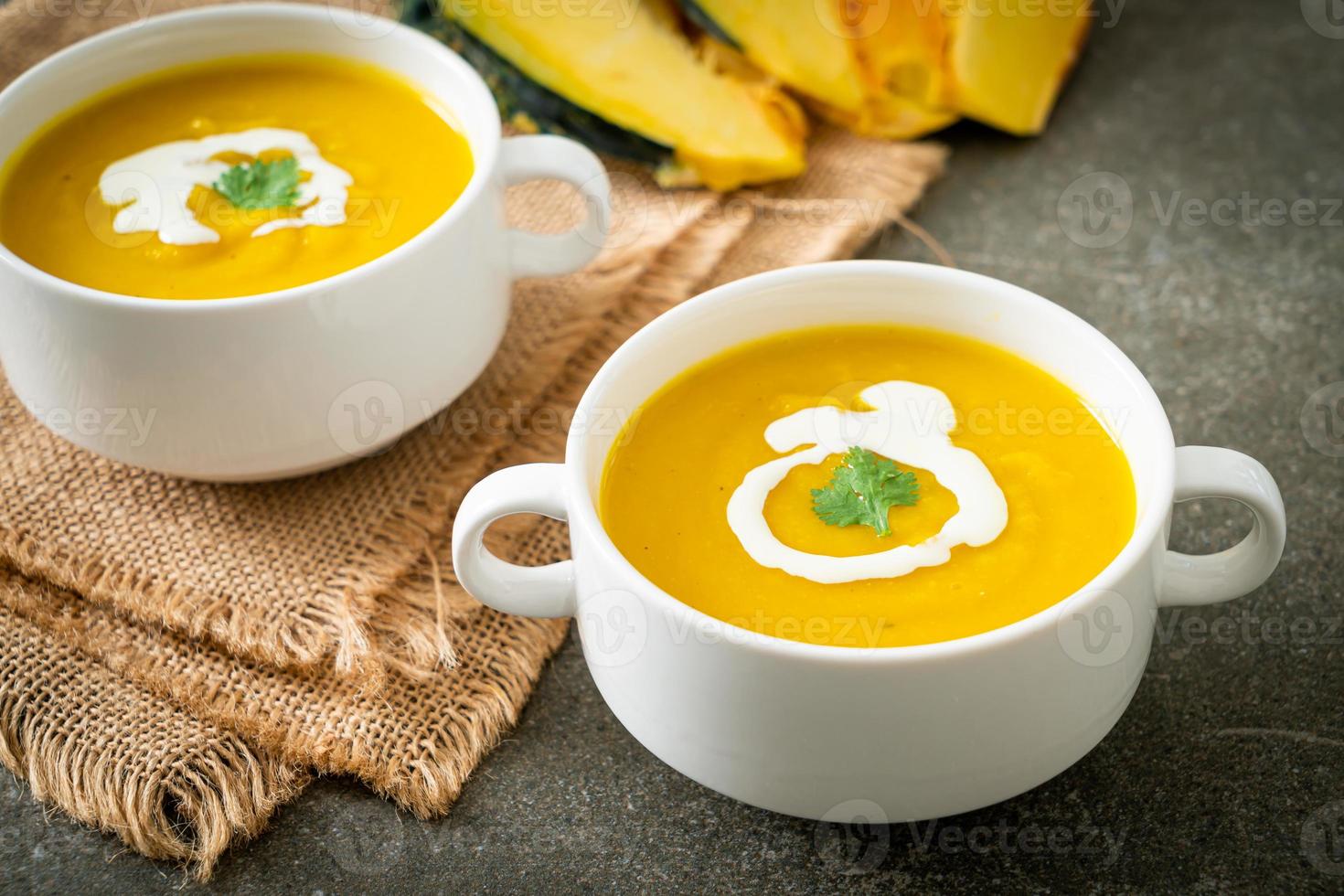 soupe de citrouille dans un bol blanc photo