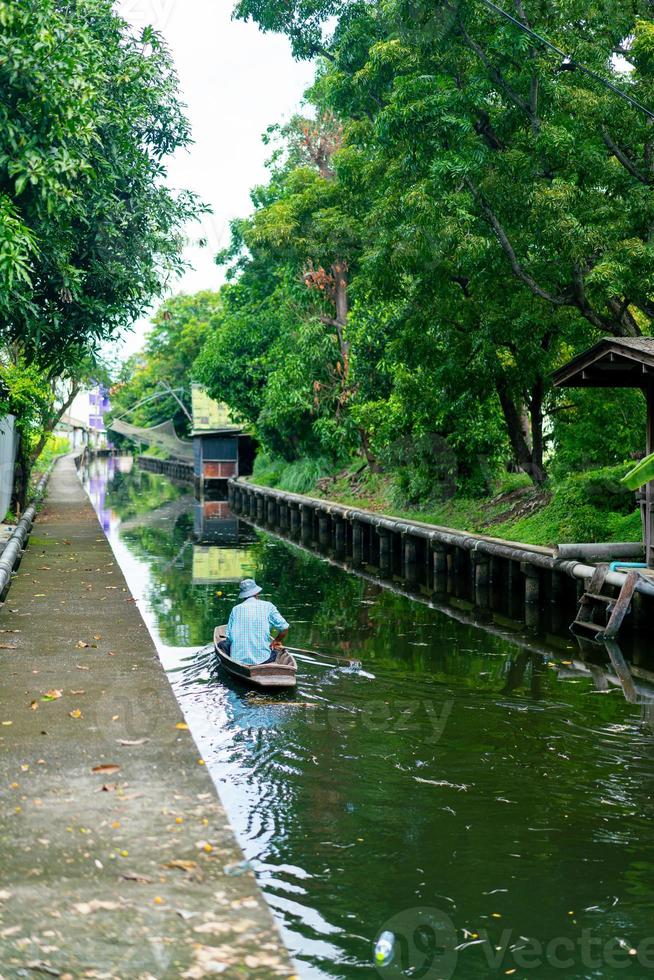 homme barque dans le canal photo