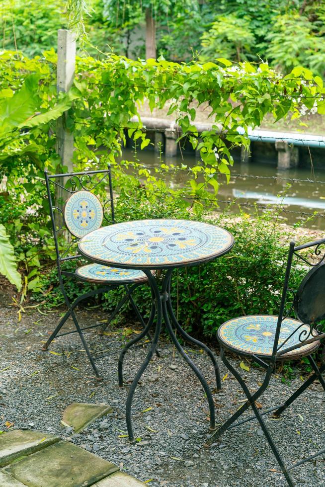 décoration de table vide dans le jardin photo