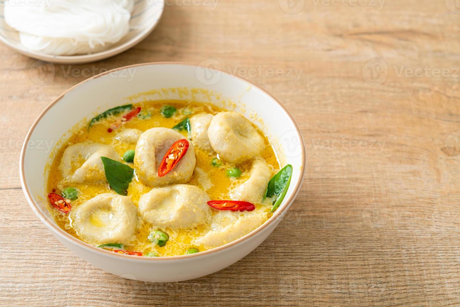 soupe au curry vert avec boule de poisson photo