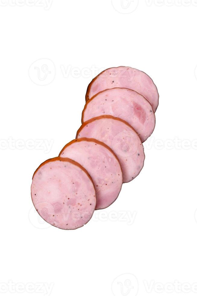 délicieux fumé saucisse avec sel et épices Couper dans tranches photo