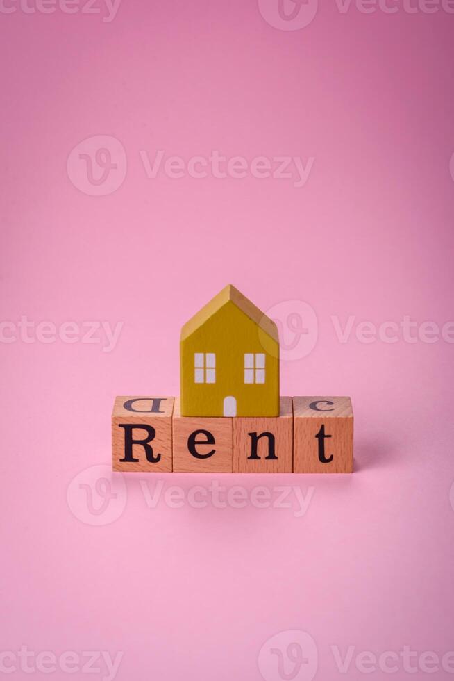 petit en bois maison et le une inscription pour louer. concept pour vente, de location de réel biens pour une famille photo