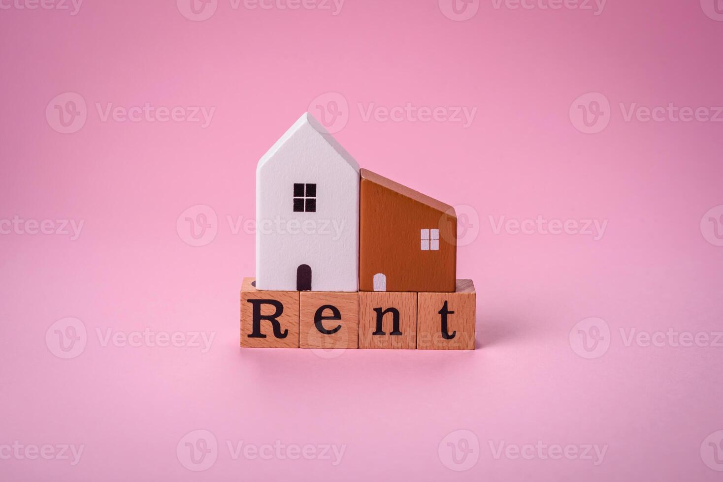 petit en bois maison et le une inscription pour louer. concept pour vente, de location de réel biens pour une famille photo