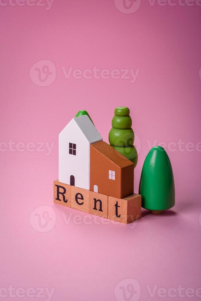 petit en bois maison et le une inscription pour louer. concept pour vente, de location de réel biens pour une famille photo